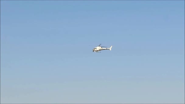 Helicóptero Cielo Azul Sin Nubes Sobre Pueblo Andaluz España — Vídeos de Stock