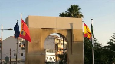 Avrupa, İspanyol, Endülüs ve Alora Bayrakları Alora Endülüs'teki Kavşaktaki Geleneksel Arap Kemeri Modeli'nde rüzgarla esiyor
