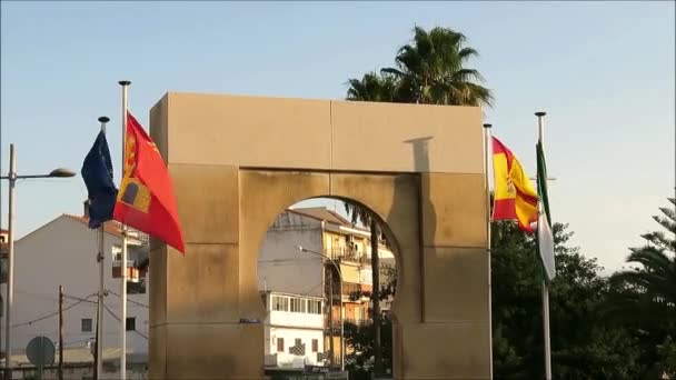 西班牙 安达卢西亚和阿洛拉国旗在阿洛拉安达卢西亚环游中的传统阿拉伯拱门模型风中飘扬 — 图库视频影像
