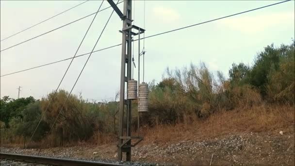 西班牙安达卢西亚农村阳光明媚的铁路高架线张力车轮特写 — 图库视频影像
