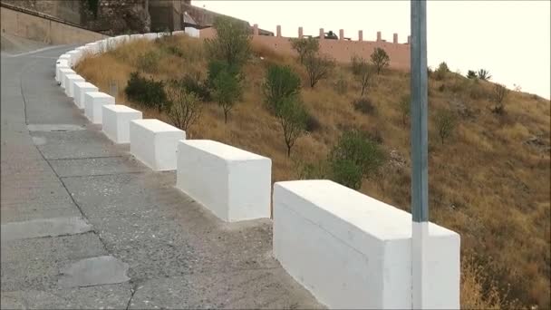 Bollards Concreto Branco Forro Alora Árabe Castelo Abordagem Estrada — Vídeo de Stock