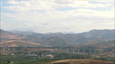 Alora altında Guadalhorce vadisi, Yüksek hızlı demiryolu viyadüğü ile Endülüs
