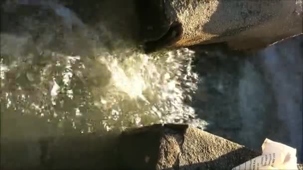 Вода Течет Через Небольшой Плотину Уровне Дорог Оросительного Канала Сельской — стоковое видео