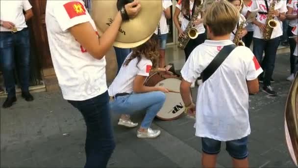 Alora スペイン 2018年10月6日 村の広場で一般向けに演奏するAloraの若者バンド — ストック動画