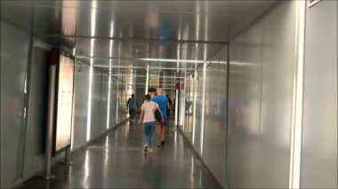 Malaga, İspanya - 5 Ekim 2018: İnsanlar metro boyunca banliyö tren istasyonuna yürüyorlar