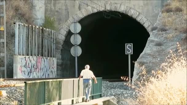 Alora Španělsko Září 2018 Man Crossing Railway Bridge Tunnel Electric — Stock video