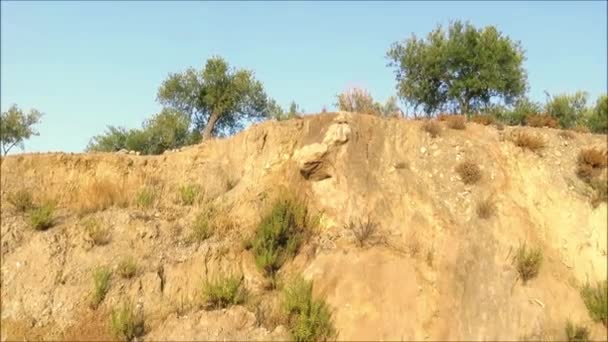 安达卢西亚Alora村附近的路边路堤上有一个大鼻子的岩石面 — 图库视频影像