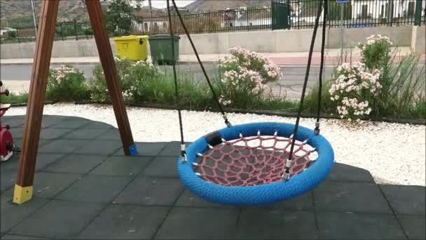 Grande Balançoire Ronde Vide Mouvement Dans Aire Jeux Pour Enfants — Video