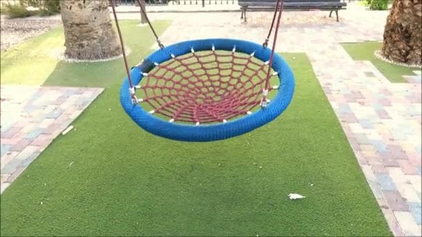 Grande Balançoire Ronde Vide Mouvement Dans Aire Jeux Pour Enfants — Video