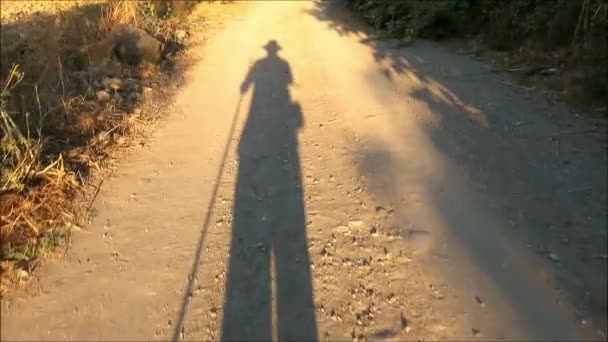 Fotógrafo Filmando Própria Sombra Caminhando Longo Caminho Rural Ensolarada Andaluzia — Vídeo de Stock