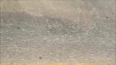 Ekim ayındaki fırtına sırasında Endülüs köyü sokağında yağmur suyu toplanıyor