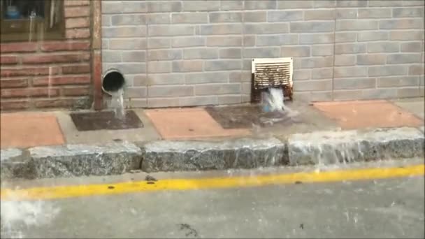 Regenwasser Strömt Bei Oktobergewitter Aus Versteckten Fallrohren Straße Andalusischem Dorf — Stockvideo