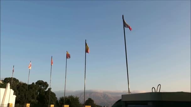 Flaggen Von Fünf Nationen Sehr Hohen Fahnenmasten Wehen Einem Sonnigen — Stockvideo