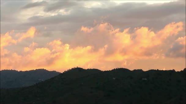 Turuncu Şafak Endülüs Kırsalındaki Tepelerin Üzerinden Bulutlar — Stok video