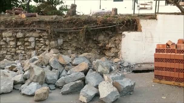 Τείχος Κατεδαφίστηκε Για Δημιουργηθεί Χώρος Για Κάδους Απορριμμάτων Στο Χωριό — Αρχείο Βίντεο