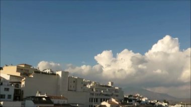 İspanya, Endülüs 'teki Guadalhorce Vadisi' ndeki beyaz köy üzerinde dramatik bulutlar