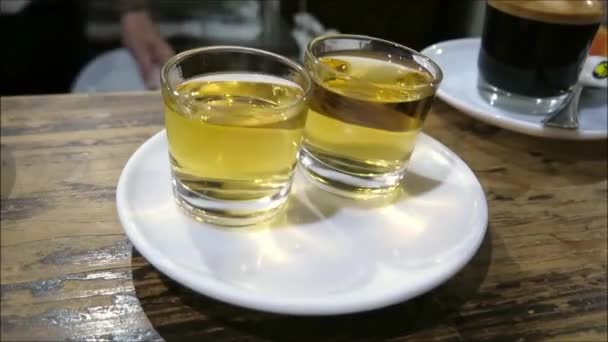 安达卢西亚村酒吧的茶托上 两个装满酒精的杯子在跳舞 — 图库视频影像