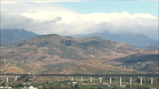 Bulutlu Kasım Sabahında Endülüs Vadisi Nden Geçen Yüksek Hızlı Demiryolu — Stok video