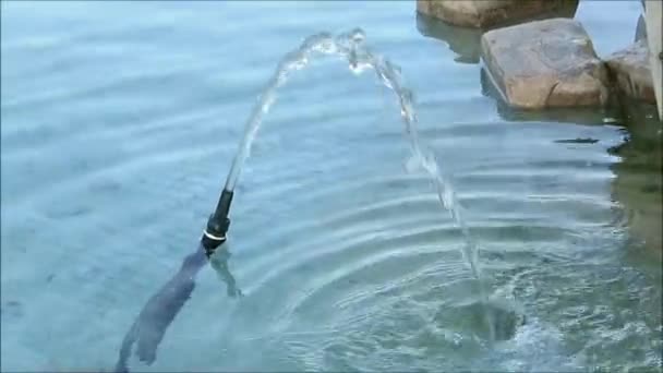 アンダルシアの村の噴水に噴出する水ジェット — ストック動画