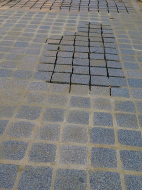 Endülüs 'te köy caddesinde kaldırım taşları bekliyor.