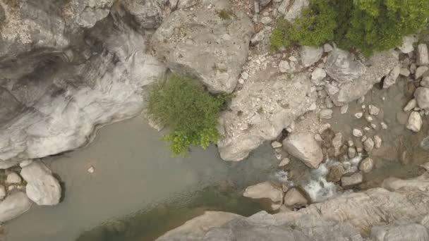 Luchtfoto beelden van de rivier van de berg — Stockvideo