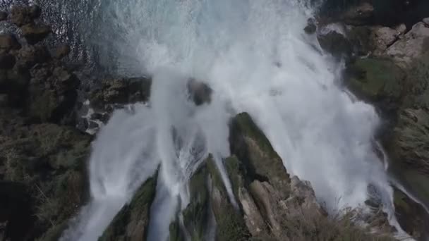 Imagens aéreas da cachoeira e do mar azul — Vídeo de Stock