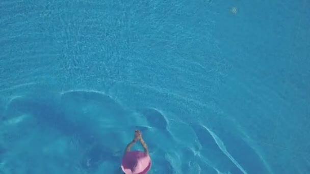 Молодая Женщина Плавает Бассейне Медленное Движение Съёмки Воздуха — стоковое видео