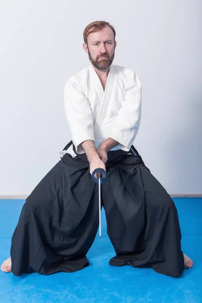 Um homem com katana na prática de Iaido — Fotografia de Stock