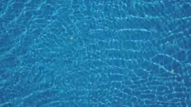 Saf mavi su ışık yansımaları ile yüzme havuzunda. Havadan görüntüleri