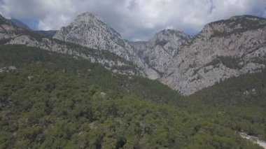 Bir dağ manzarası içinde yeşil sisli orman hava görüntüleri. Kemer, Türkiye