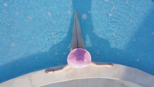 Ung kvinna avkopplande vid pool — Stockvideo