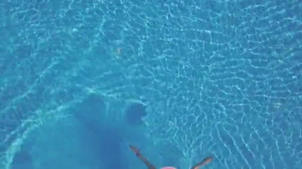 Mujer joven nadando en una piscina — Vídeo de stock