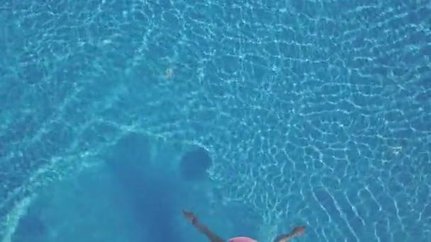 Junge Frau schwimmt in einem Schwimmbad — Stockvideo