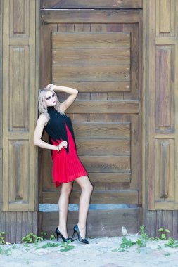 Güzel sarışın kız moda Gotik tarzı portresi