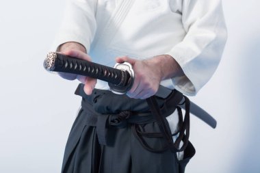 Katana Iaido pratik üzerinde olan bir adam