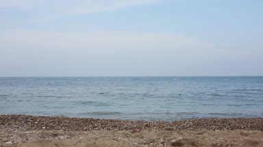 Denize kaçan güzel kız