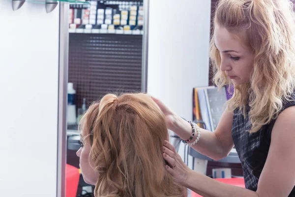 Ein Friseur, der einen Haarschnitt macht — Stockfoto