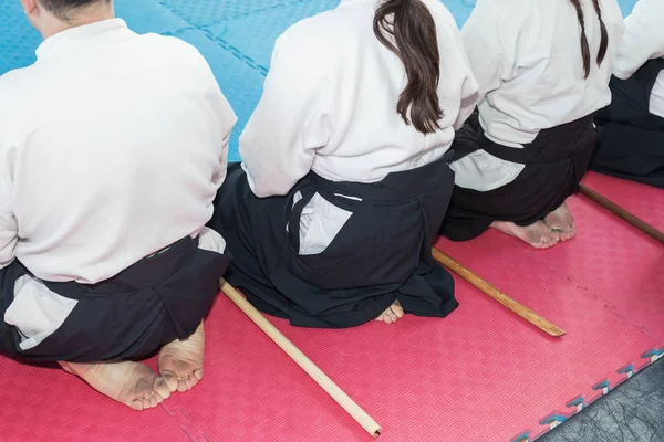 Orang-orang di kimono pada seminar pelatihan senjata seni bela diri — Stok Foto