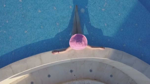 Young woman relaxing at swimming pool — Stock Video