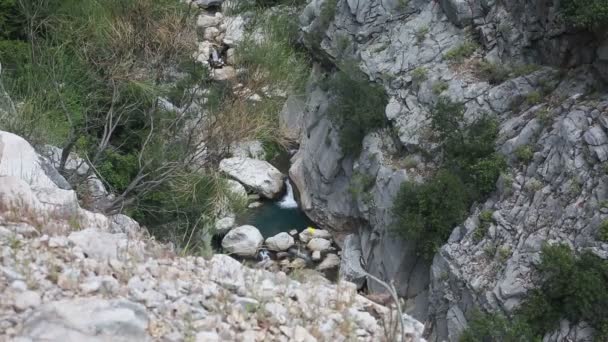 Een beelden van een waterval en het bergmeer — Stockvideo