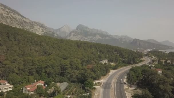 Veduta aerea delle auto che guidano sulla strada di montagna in riva al mare — Video Stock