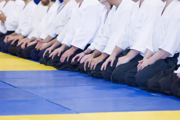 Kimono ve hakama giymiş insanlar dövüş sanatları eğitimi alıyorlar. — Stok fotoğraf