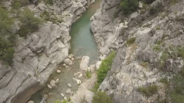 Luchtfoto beelden van de rivier van de berg — Stockvideo