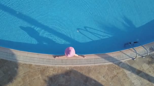 Jeune femme se détendre à la piscine — Video