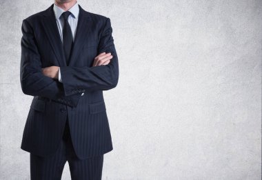 Beton duvar arka plan üzerinde takım elbiseli bir adam