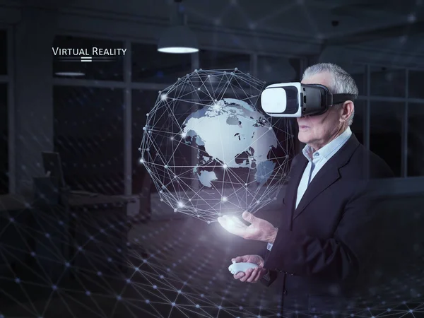 Un anciano usando un auricular de realidad virtual — Foto de Stock