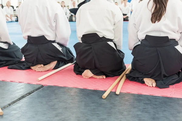 Personas en kimono en el seminario de entrenamiento de armas de artes marciales —  Fotos de Stock