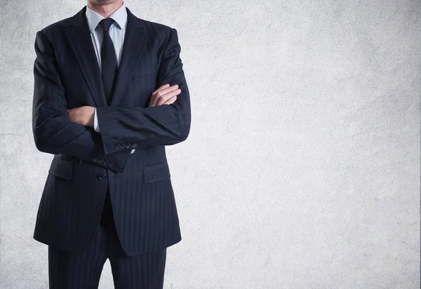 Beton duvar arka plan üzerinde takım elbiseli bir adam
