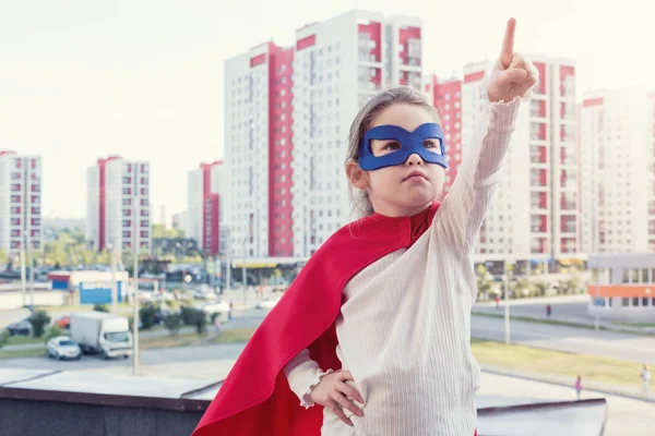 Superhéroe niño contra fondo urbano — Foto de Stock