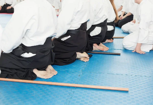 Lidé v kimonu na výcvikovém semináři bojových umění — Stock fotografie